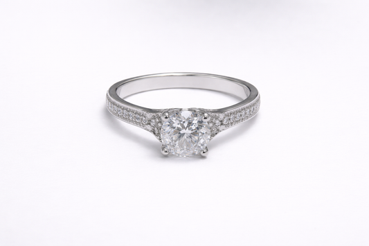 Anillo de Plata .925 - Solitario con Hombros de Pavé Doble Fila y Zircón Blanco Cushion — Variante Talla 6-9