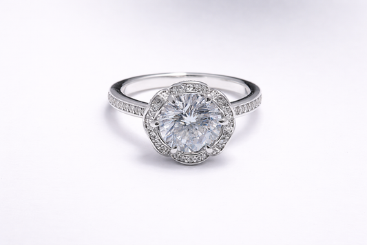 Anillo de Plata .925 - Banda con Pavé y Halo Octagonal Festoneado Floral Tipo Chanel con Zircón Blanco