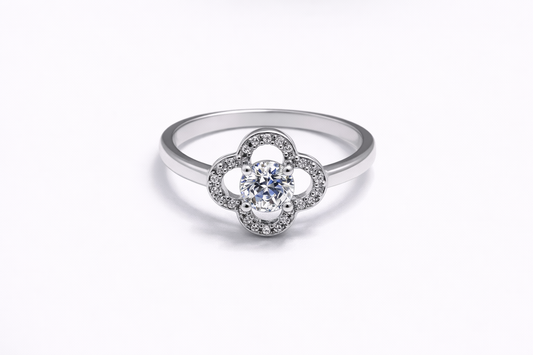 Anillo de Plata .925 - Banda Lisa con Halo Trébol de Cuatro Pétalos Calados y Zircón Blanco — Estilo Van Cleef