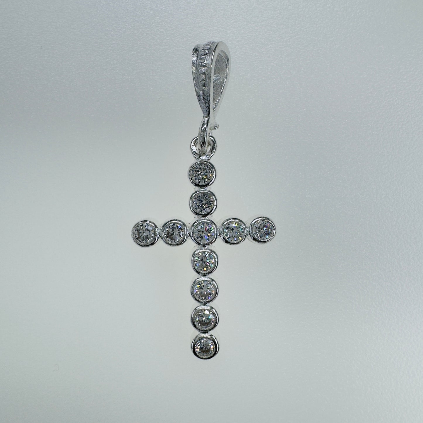 Dije de cruz de plata 925 con círculos y circonias para joyería elegante y moderna