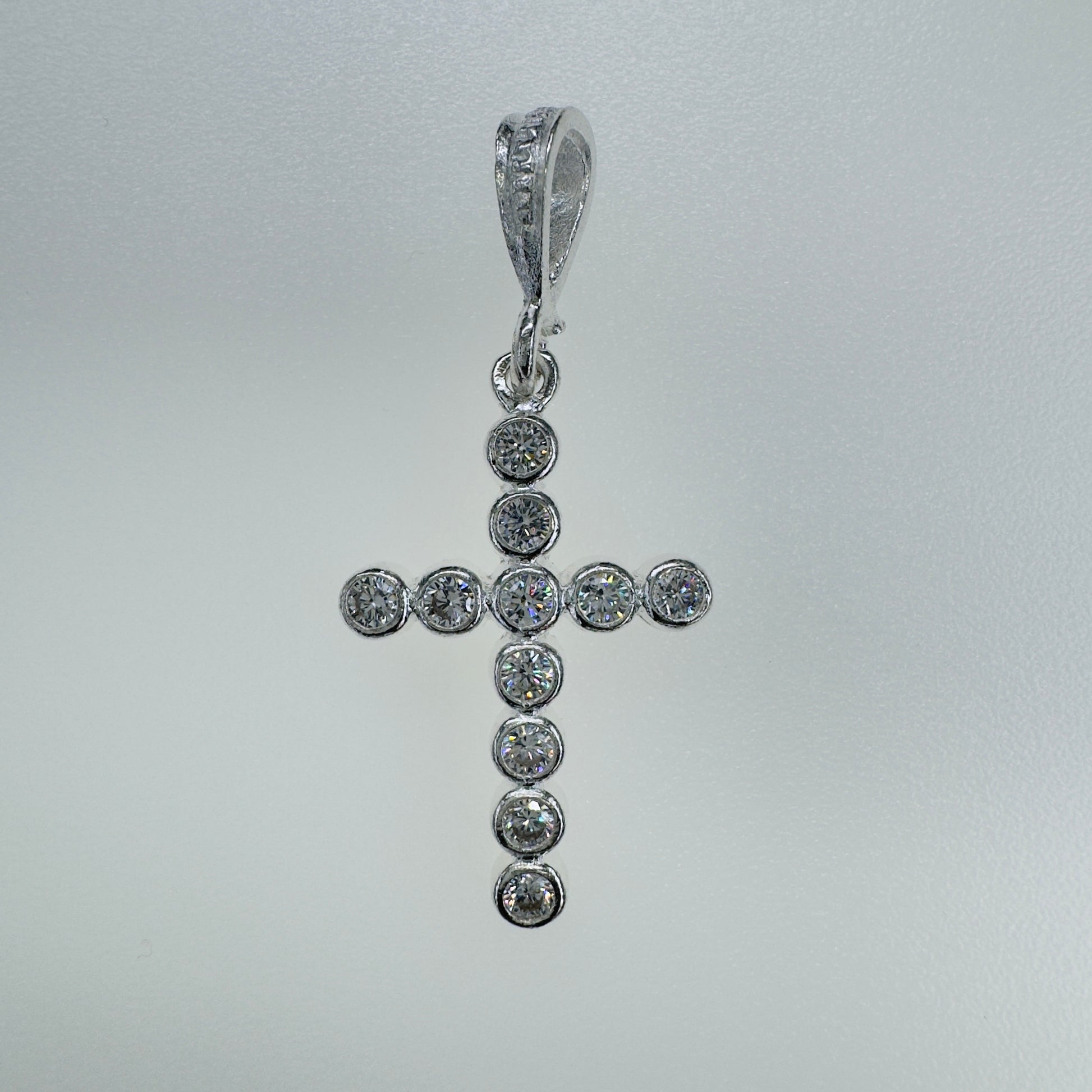Dije de cruz de plata 925 con círculos y circonias para joyería elegante y moderna