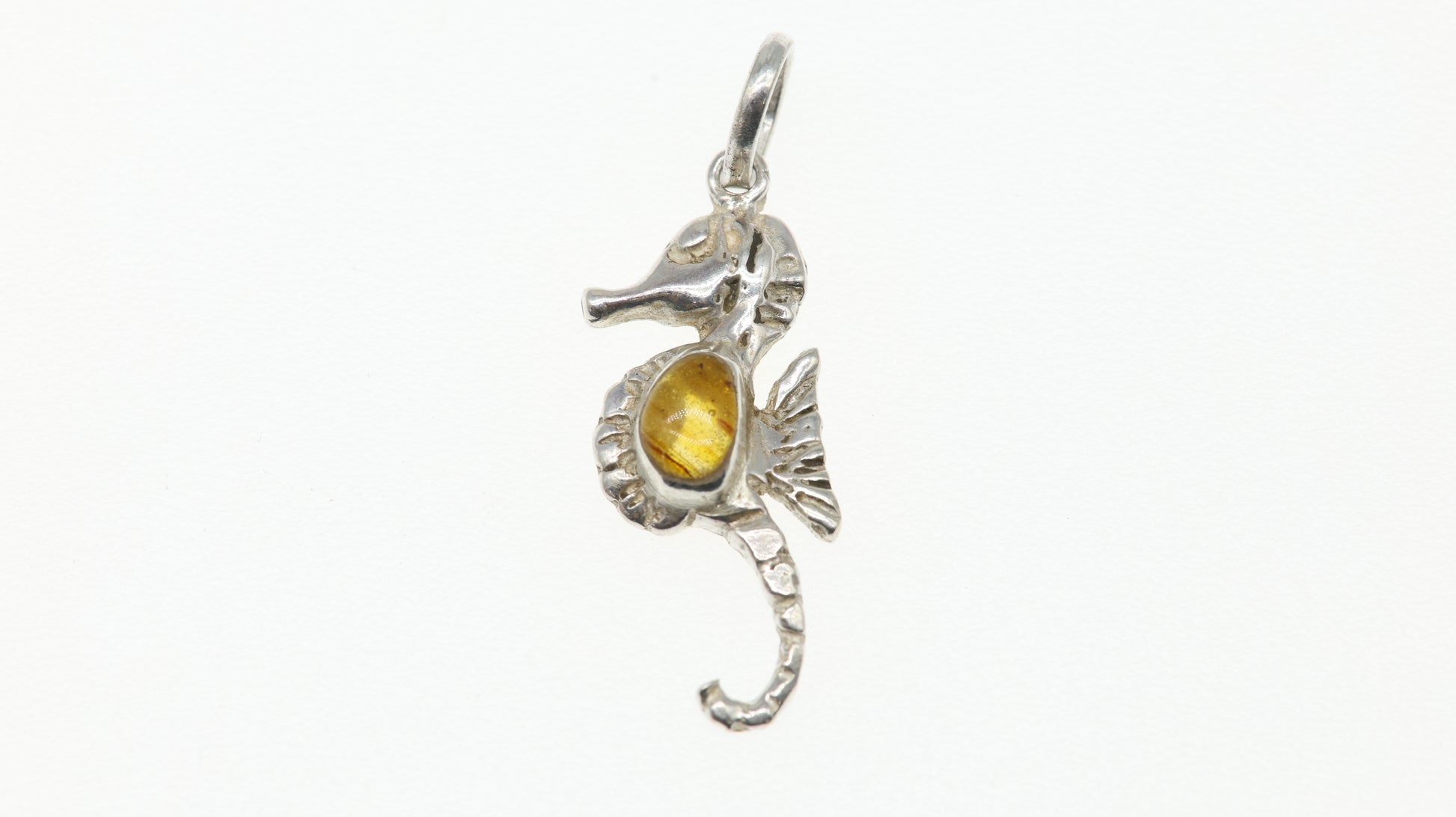 Dije de Caballito de Mar Plata .925 con Ámbar Natural