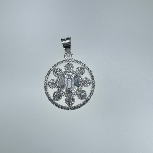 Medalla de la Virgen de Guadalupe en Plata .925 con Diseño de Rosa y Circonias – Accesorio Religioso Elegante y Brillante para Regalos y Ocasiones Especiales